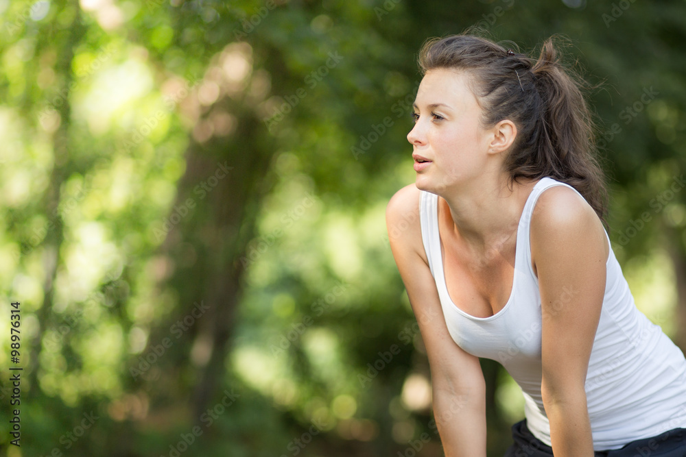 Joggerin macht Verschnaufpause Joggerin macht Verschnaufpause