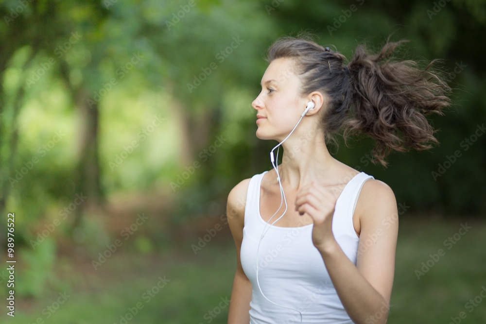 Joggerin hört Musik