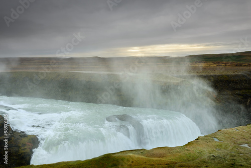 Cascata de Gullfoss na Islandia é uma atracção turística fantástica photo