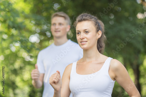 Mann und Frau beim Joggen