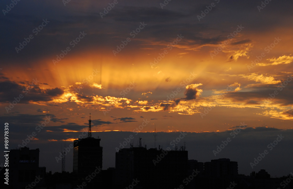 Fototapeta premium Zachód nad miastem