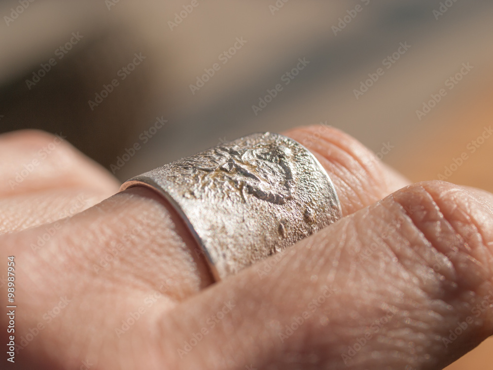 Valokuva Silver Ring on Hand