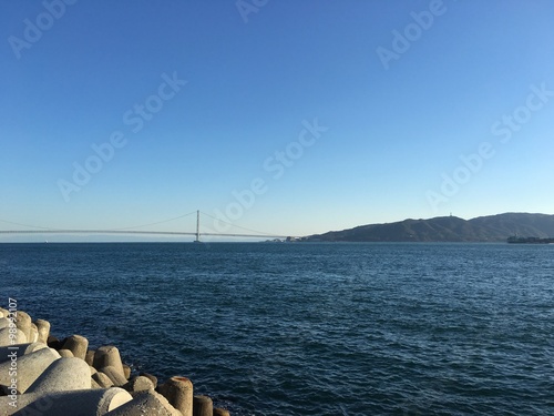 漁港から見た明石海峡大橋