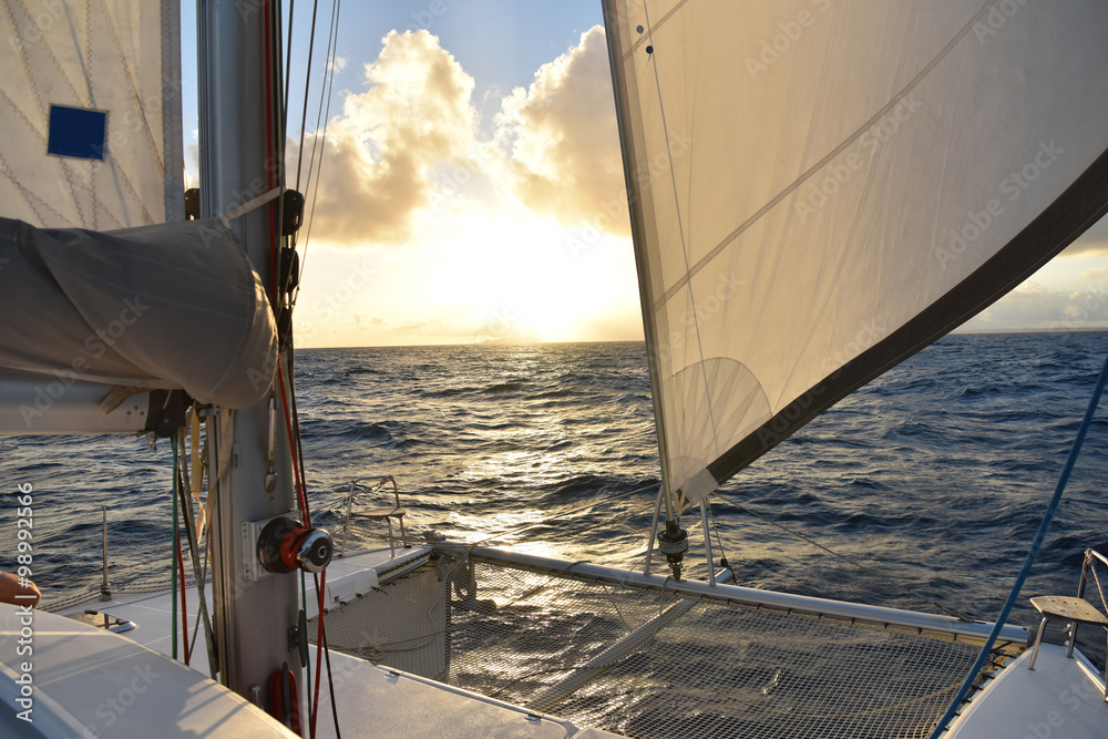 Obraz premium Boat sails open with sunset