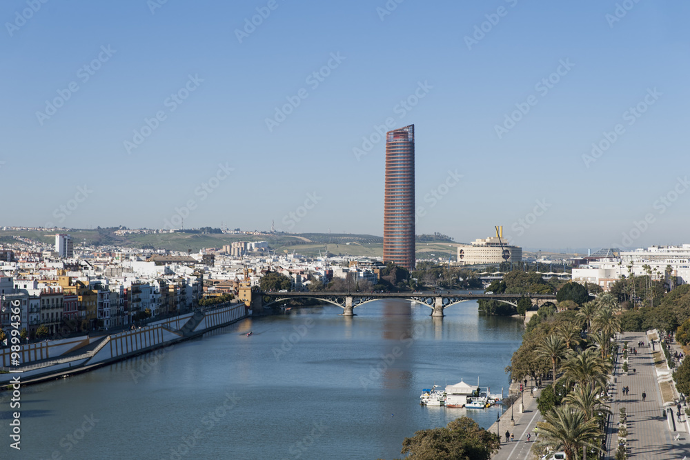 El río Guadalquivir pasando por la ciudad de Sevilla, Andalucía