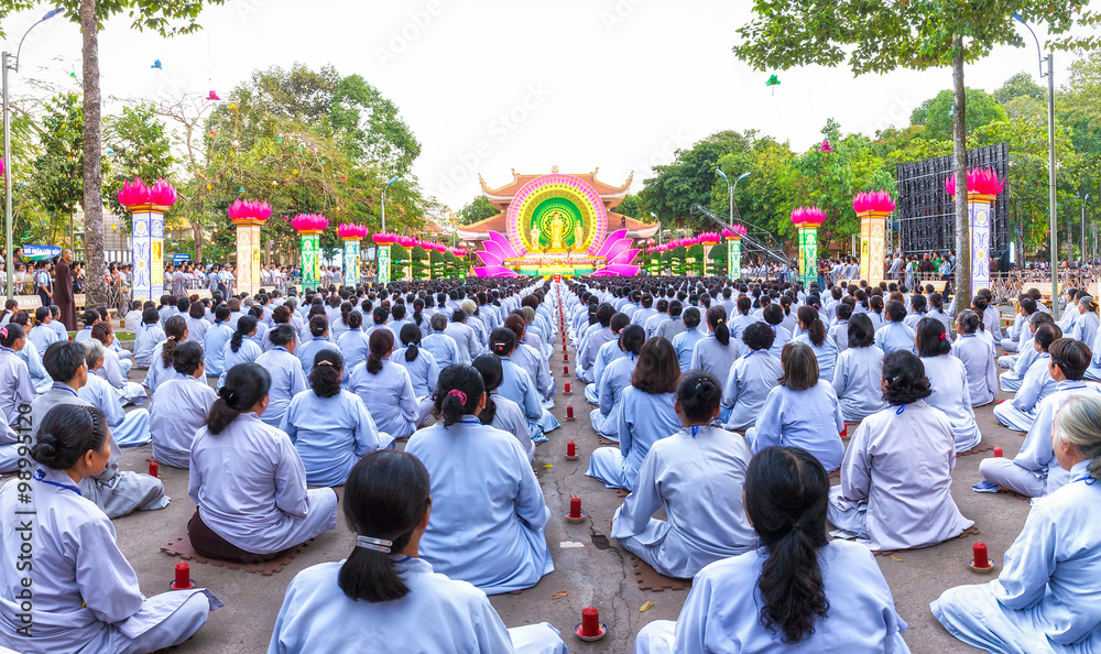 Obraz premium Ho Chi Minh City, Vietnam - December 27th, 2015: Square celebrate Buddha Amitabha Buddhist thousands sit in rows facing stage revered Buddha fantastic important in Ho Chi Minh city, Vietnam
