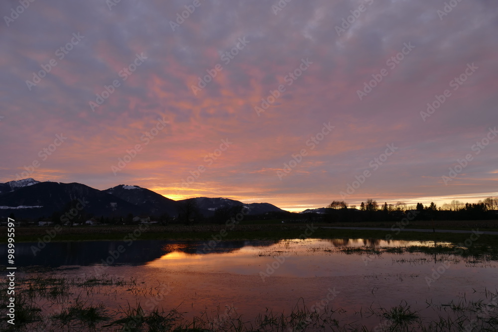 Obraz premium Sonnenuntergang nahe den Alpen