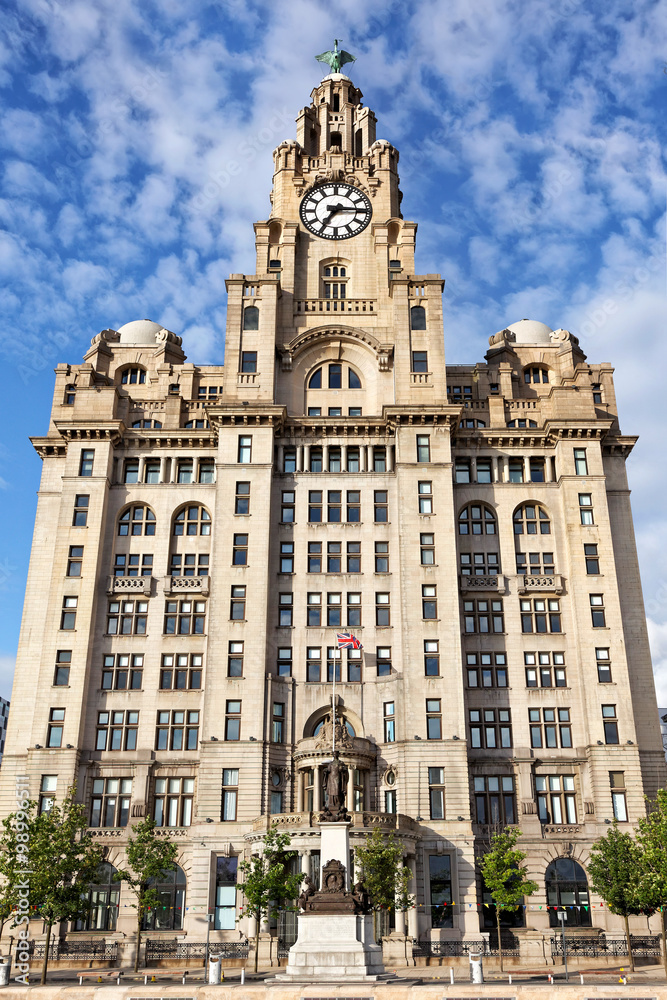 Royal Liver Building an der Mersey Promenade in Liverpool 
