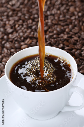 Heißen Kaffee eingießen in Kaffeetasse Tasse