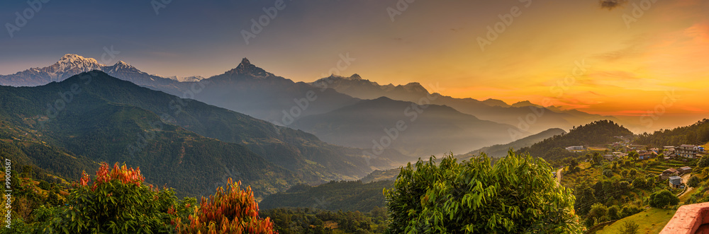 Obraz premium Wschód słońca nad górami Himalajów
