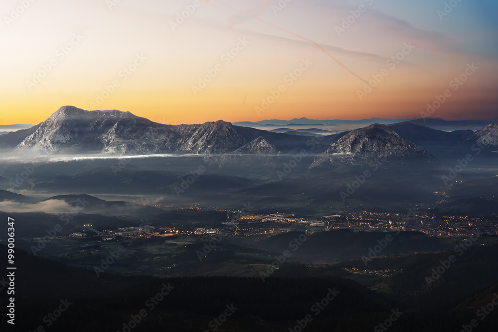Φωτογραφία durango surrounding by urkiola mountains