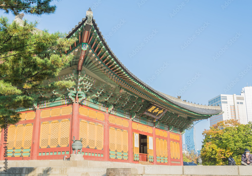 Fototapeta premium Beautiful Architecture in Deoksugung Palace at Seoul city , Kore