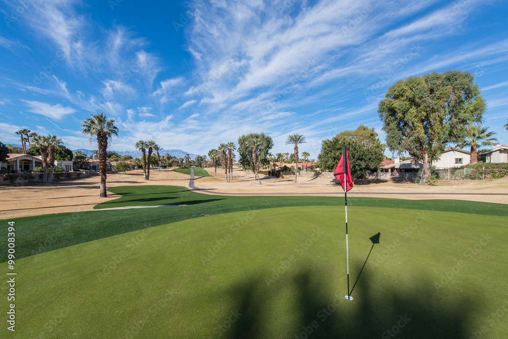 Obraz premium Golf course green with flag in hole