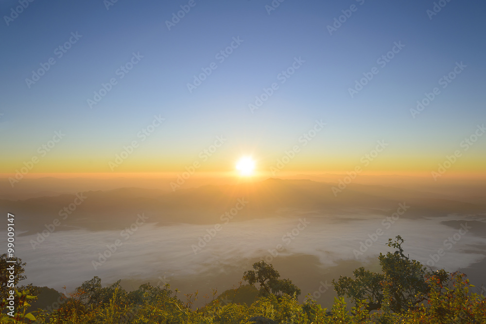 see the sun rise at the peak of Chiang Dao  mountain 