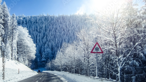 Verschneite Bergstraße im Schwarzwald