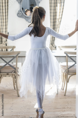 młoda baletnica w białym stroju 