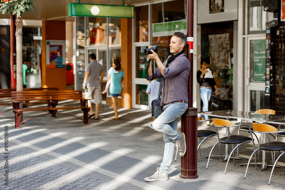 Obraz premium Male photographer taking picture
