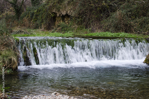 Fototapeta Naklejka Na Ścianę i Meble -  pequeña cascada de río
