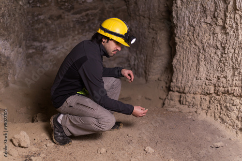 Obraz na płótnie speleologist inside cave w salonie