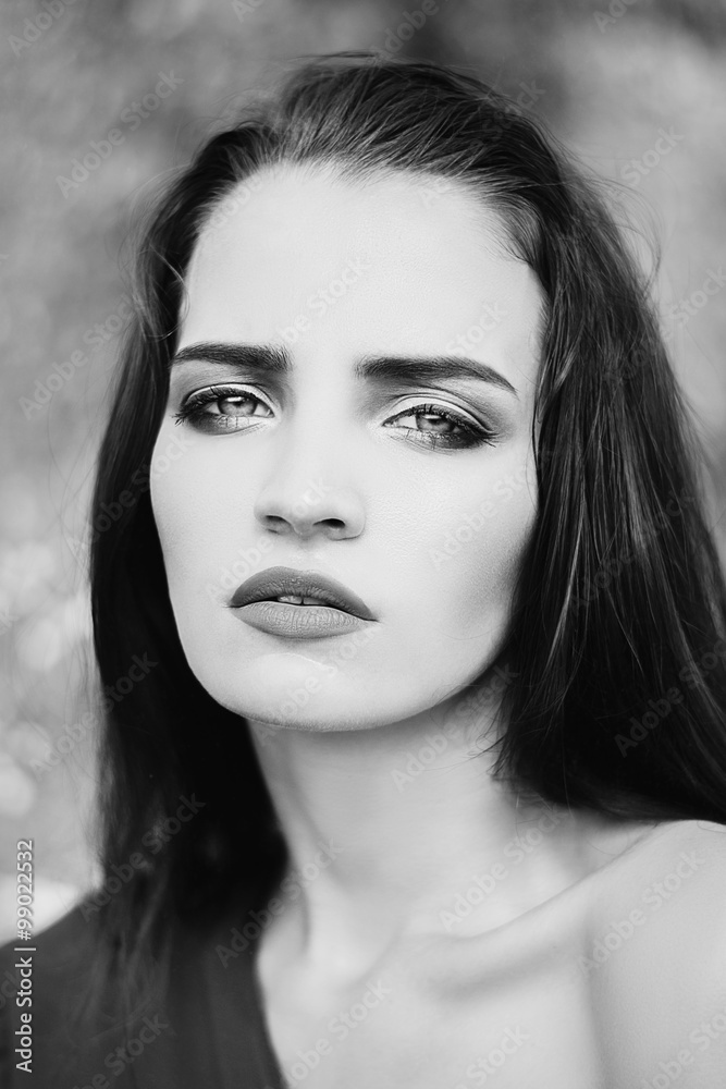 Naklejka premium Vogue style photo of sensual woman. Black and white 
