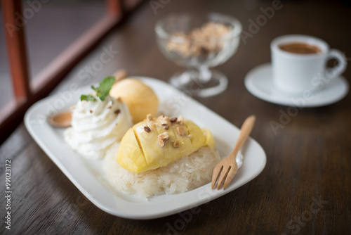 Thai dessert : mango and sticky rice with icecream