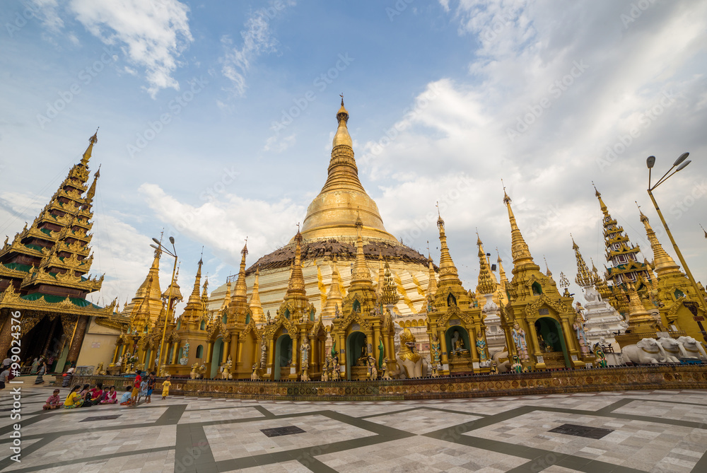 Fototapeta premium atmosphere of dusk at Shwedagon pagoda in Yangon, Myanmar