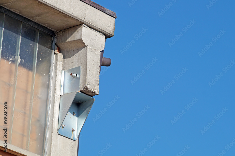 Earthquake reinforcement of a beam industrial 