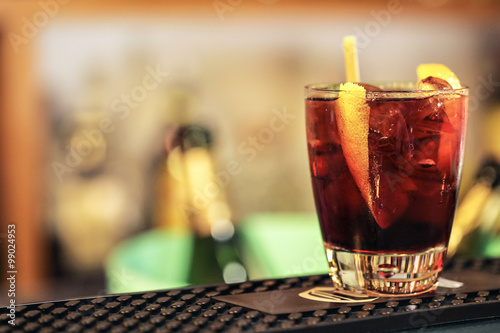 Preparation of a negroni cocktail © hppd