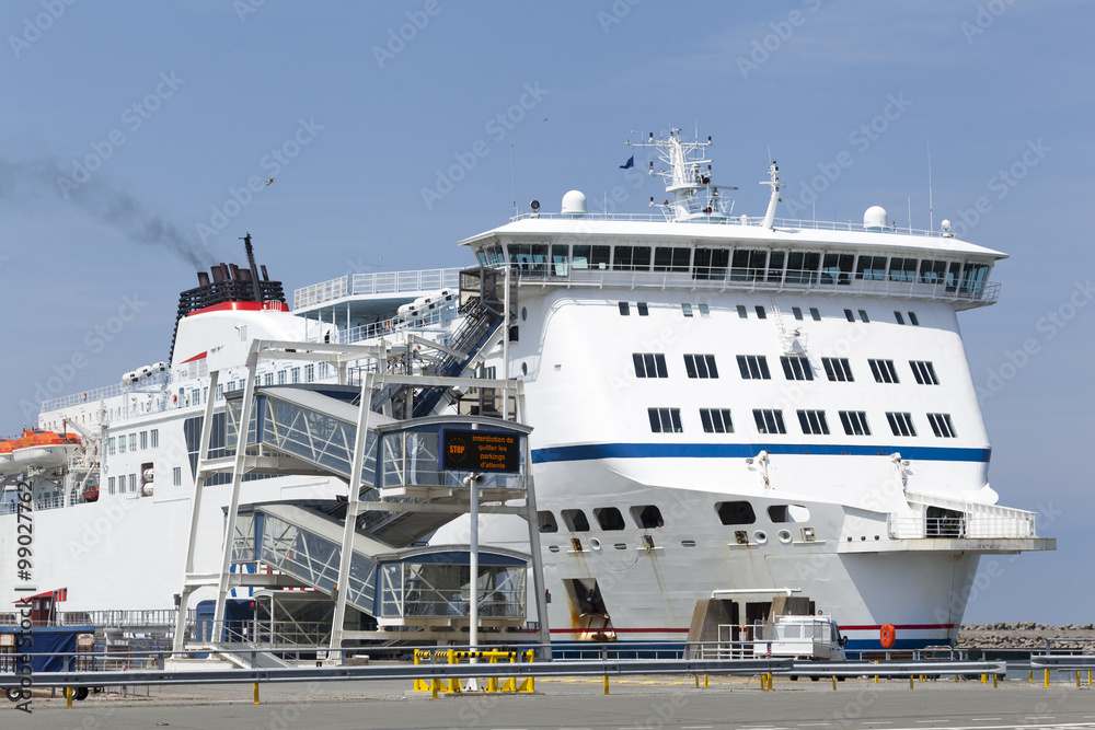 Fähre im Hafen von Calais, Frankreich