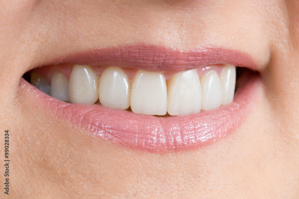 Fototapeta premium zamknij usta i odbudowane zęby