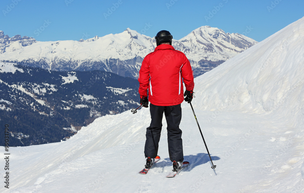 Skifahrer auf Ziehweg