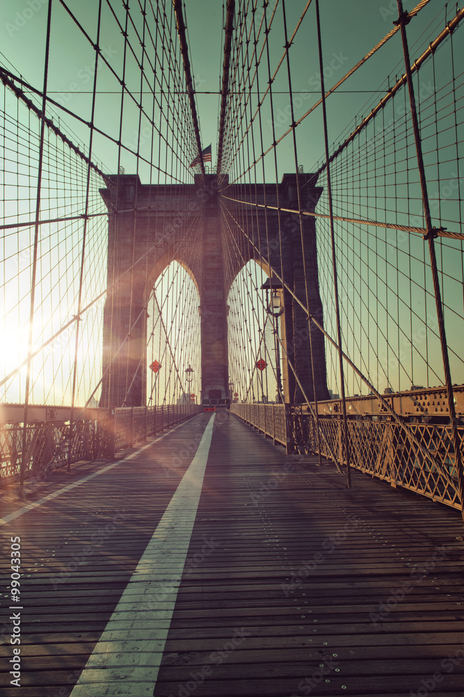 Fototapeta premium Sunset from Brooklyn Bridge walkway