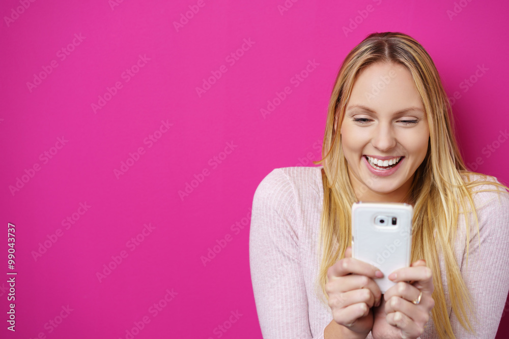 glückliche frau schaut auf ihr handy glückliche frau schaut auf ihr handy