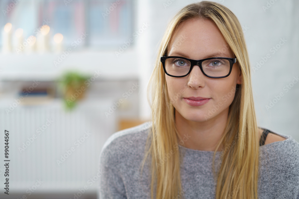 schöne junge frau mit brille in ihrer wohnung schöne junge frau mit brille in ihrer wohnung