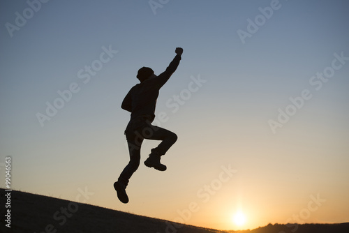 ジャンプする男性のシルエット photo