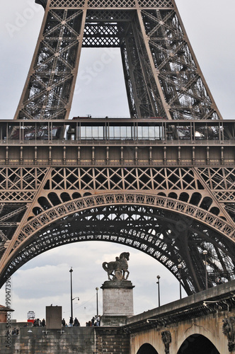 Parigi, la Tour Eiffel in Autunno photo