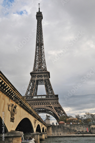 Fototapeta Naklejka Na Ścianę i Meble -  Parigi, la Tour Eiffel in Autunno