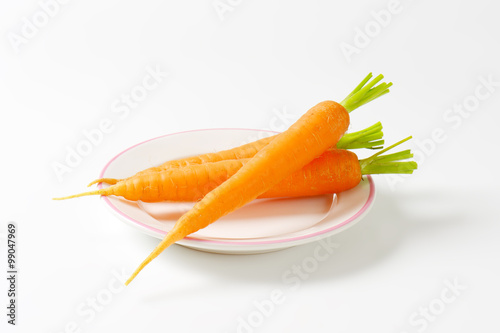 Whole organic carrots © Viktor