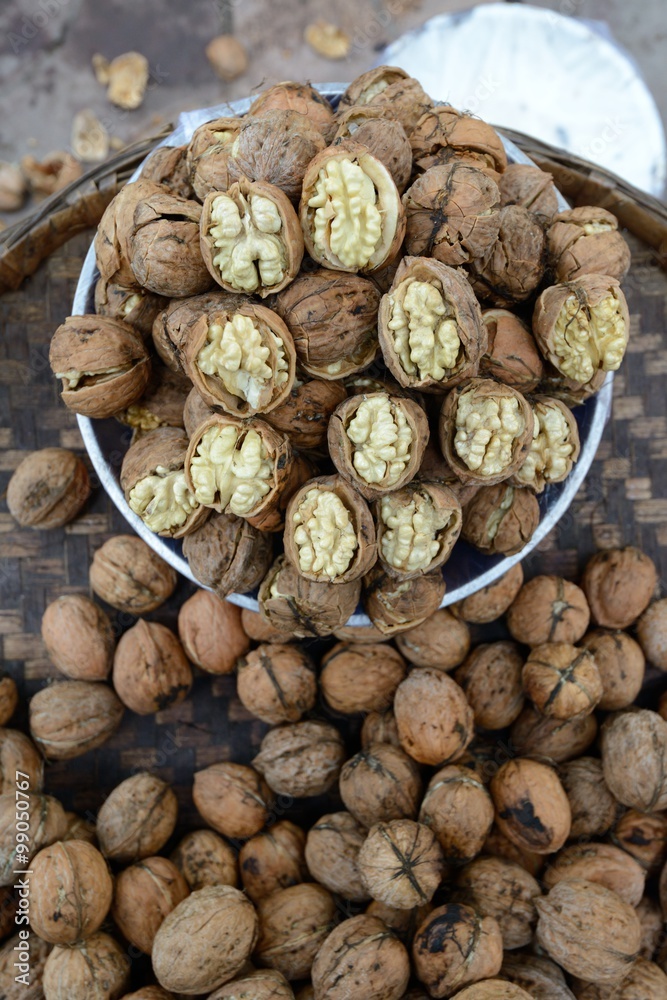Walnut kernels and whole walnuts Walnut kernels and whole walnuts