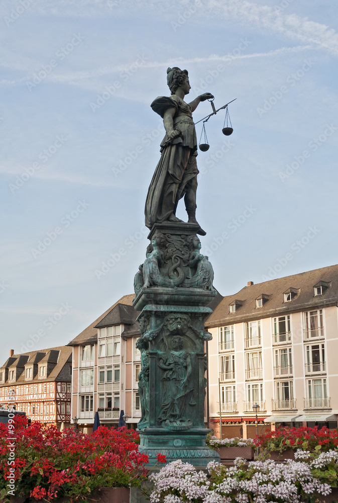 Obraz premium Justitia sculpture on the Roemerberg square in the morning, Frankfurt, Germany