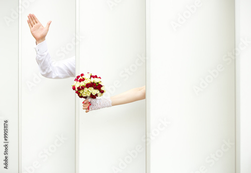 Руки жениха и невесты/пары/мужчины и женщины: невеста в кружевных митенках и с крано-белым букетом цветов 