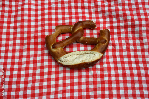 abgebissene lifestyle oktoberfest brezel liebe verliebt sein karte kulisse konzept bio 2017 photo