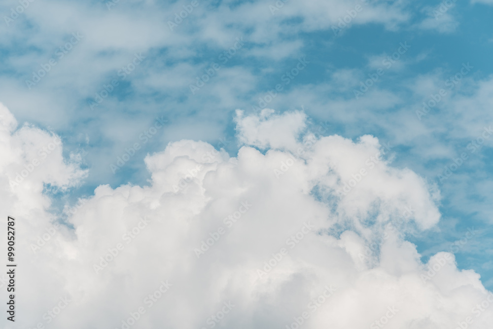 Obraz premium Fluffy clouds and blue sky