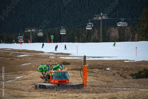 Pisten Bully bei Schneemangel photo