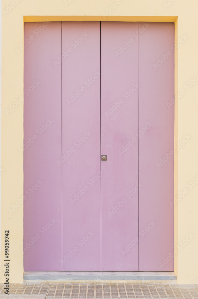 Fototapeta premium Moderne Haustür Holz Tür Farbe Lila