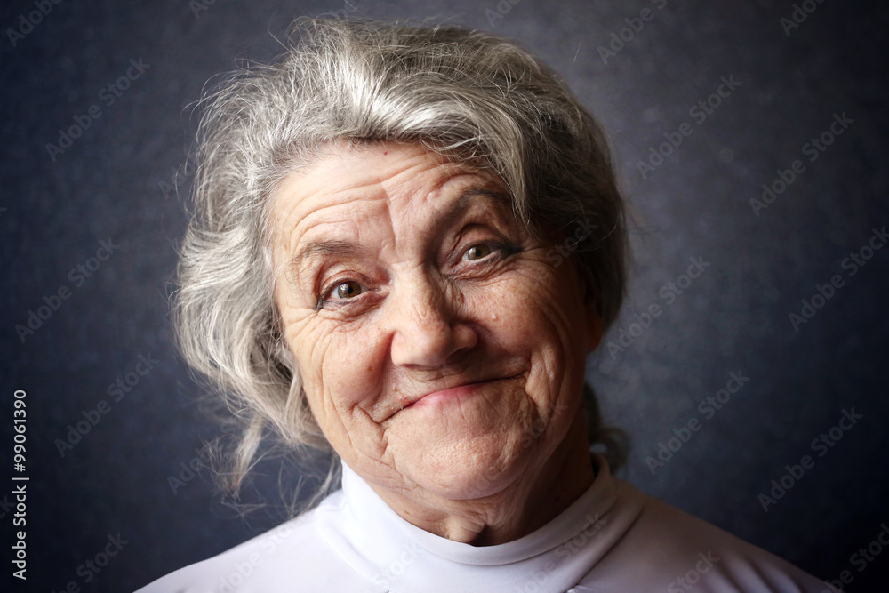 Fototapeta premium Szczęśliwy portret babci na ciemnym tle