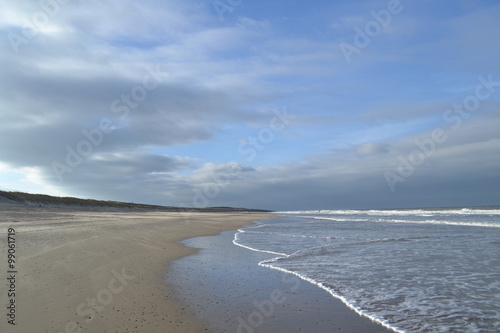 Fotografie de zon schijnt op branding en strand