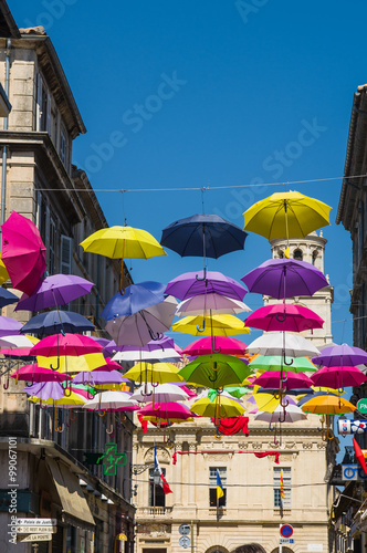 Photo Street decorated with colored umbrellas. Arles, Provence. France