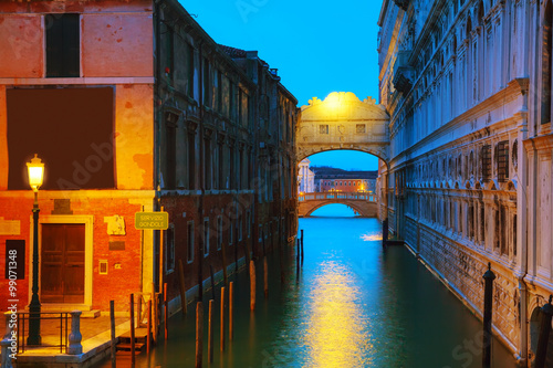 Obraz na płótnie Bridge of sig0hs in Venice, Italy w salonie