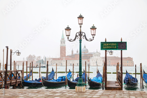 Obraz na płótnie Gondolas floating in the Grand Canal w salonie
